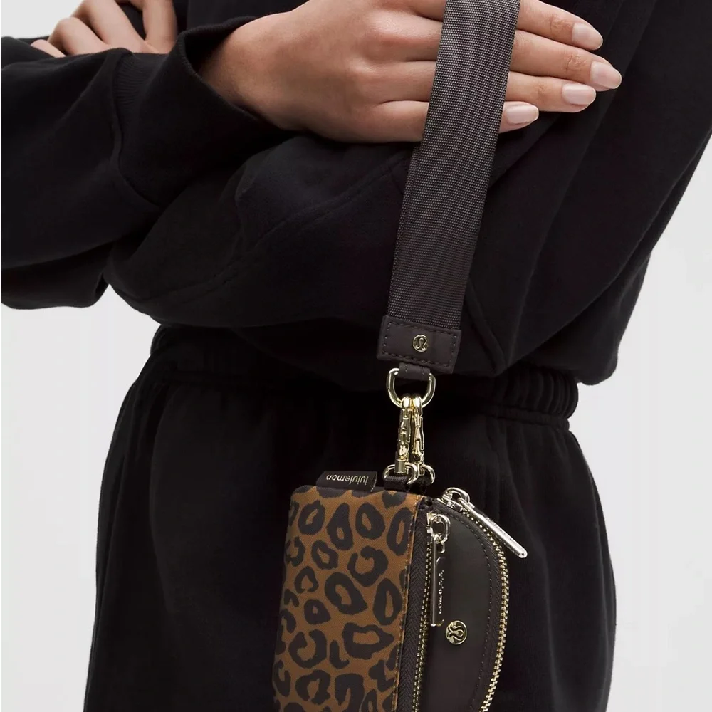 Lululemon Dual Pouch Wristlet Leopardo Shift Midi Desert Khaki Multi Night Brown